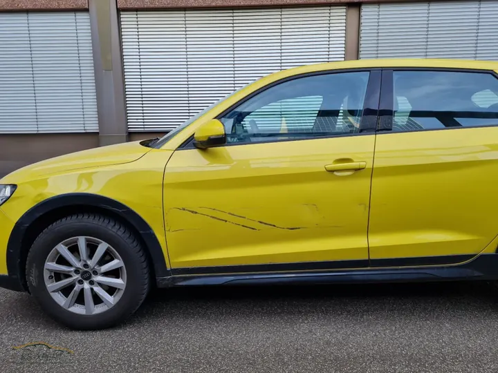 Audi A1 mit Seitenschaden links nach Kontakt mit einem Lkw