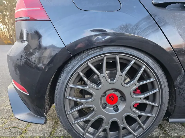 VW Golf 7 mit Seitenschaden hinten rechts