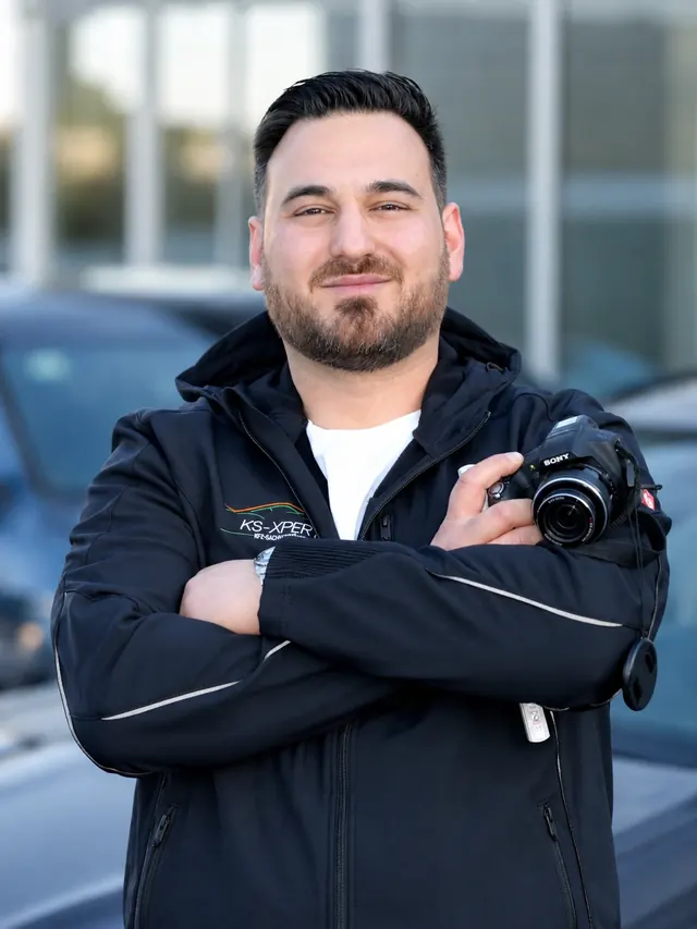 Eser Komar, Kfz-Sachverständiger bei KS-XPERT, mit Kamera